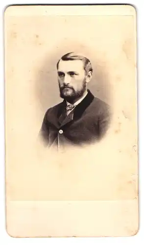 Fotografie August Linde, Gotha, Auguststr. 3, Bürgerlicher Herr mit Vollbart