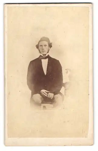 Fotografie W. Moon, Crewe, High Street, Junger Herr in Anzugjacke mit Fliege