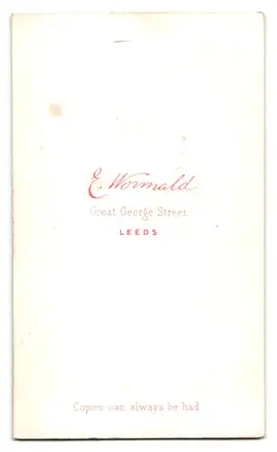 Fotografie E. Wormald, Leeds, Great George Street, Junge in modischer Jacke mit Fliege