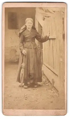 Fotografie F. Mark, Scheibbs, Ältere Dame in schlichter Kleidung