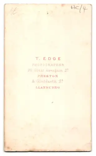 Fotografie T. Edge, Preston, 28, Great Avenham St., Junger Herr im Anzug mit Fliege