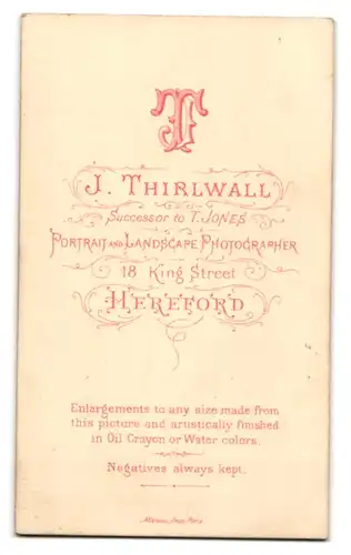 Fotografie J. Thirlwall, Hereford, 18, King Street, Bürgerliche Dame mit Kreuzkette