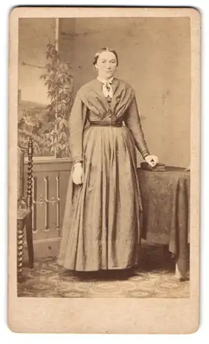 Fotografie Wilhelm Mayer, Esslingen, Kronenstrasse, Junge Dame im modischen Kleid