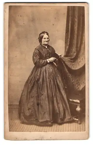Fotografie M. Cuthberg, York, Corner of New Street and Davygate, Ältere Dame im Kleid mit Haube