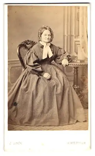 Fotografie J. Linck, Winterthur, Ältere Dame im Kleid mit Haube
