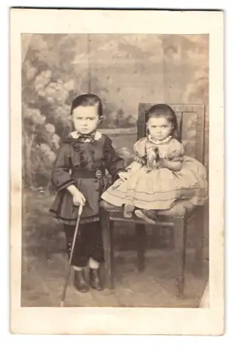 Fotografie unbekannter Fotograf und Ort, Kinderpaar in hübscher Kleidung