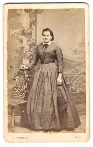 Fotografie A. Kümmerly, Bern, Marktgasse 82, Junge Dame im modischen Kleid