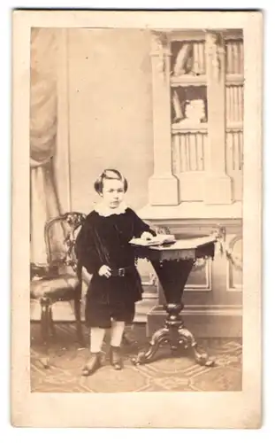 Fotografie M. P. P. Skeolan, Leeds, 14, Commercial St., Kleiner Junge im Samtanzug mit Buch