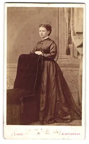 Fotografie J. Linck, Winterthur, Junge Dame im langen Kleid