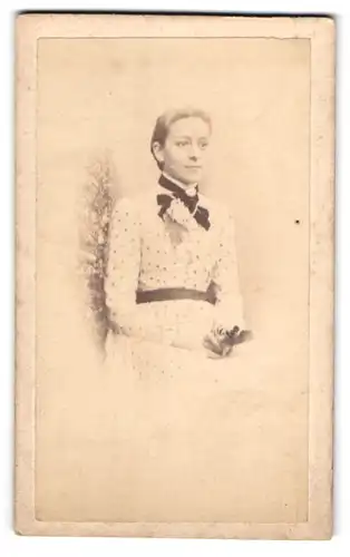 Fotografie E. W. Dallas, Edinburgh, 125, Princess-Street, Junge Dame im Kleid