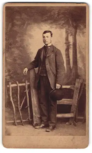 Fotografie R. Jones, Leominster, 36, Broad St., Junger Mann in modischer Kleidung