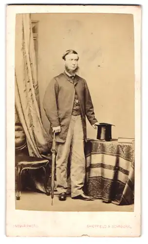 Fotografie Inskip, Sheffield, Junger Herr in modischer Kleidung