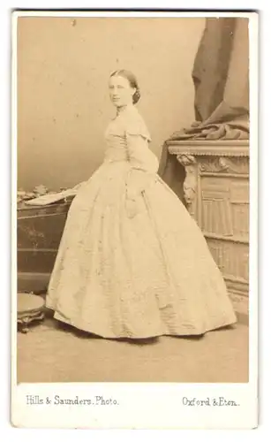 Fotografie Hills & Saunders, Oxford, Junge Dame im zeitgenössischen Kleid