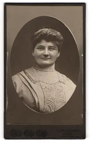 Fotografie H. Meisemann, Forst-L., Mühlenstr. 36, Junge Dame mit hochgestecktem Haar