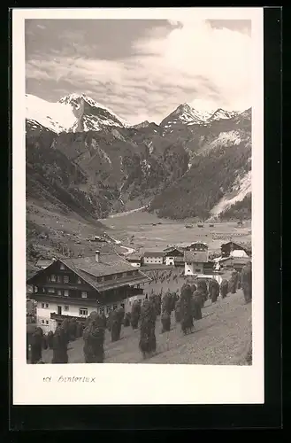 AK Hintertux, Ortsansicht gegen die Berge