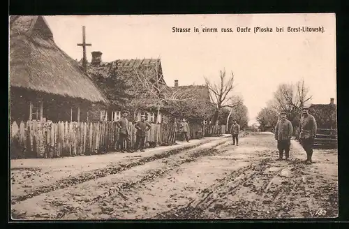 AK Ploska bei Brest-Litowsk, Dorfstrasse mit Soldaten
