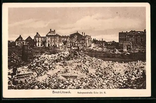 AK Brest-Litowsk, Kobrynerstrasse Ecke Strasse G., Ruinenfeld mit beschädigten Gebäuden