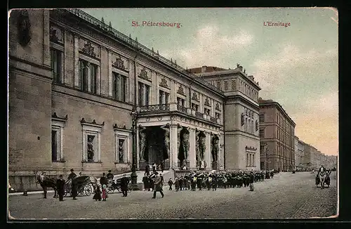 AK St. Petersburg, Eremitage mit Strasse und Militärparade