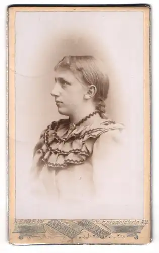 Fotografie P. Buhmann, Heide i. H., Friedrichstr. 42, Junge Dame mit Kragenbrosche
