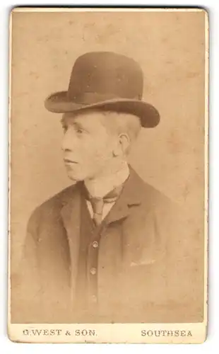 Fotografie G. West & Son, Southsea, Palmerston Road, Junger Herr im Anzug mit Krawatte