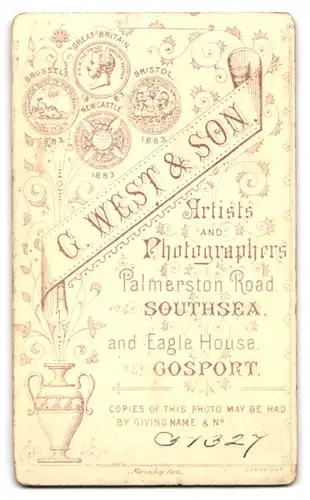 Fotografie G. West & Son, Southsea, Palmerston Road, Junger Herr im Anzug mit Krawatte