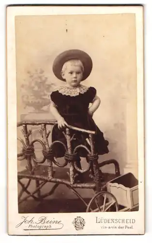 Fotografie Joh. Beine, Lüdenscheid, Altenaerstr. 12, Kind im Kleid mit Spitzenkragen