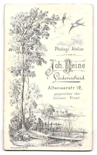 Fotografie Joh. Beine, Lüdenscheid, Altenaerstr. 12, Kind im Kleid mit Spitzenkragen