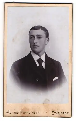 Fotografie Alfred Hirrlinger, Stuttgart, Gartenstr. 9, Junger Herr im Anzug mit Krawatte
