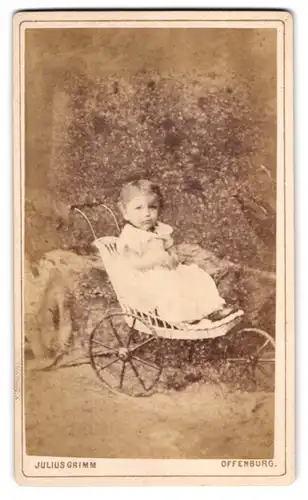 Fotografie Julius Grimm, Offenburg /Baden, Kleines Mädchen im Kleid im Kinderwagen