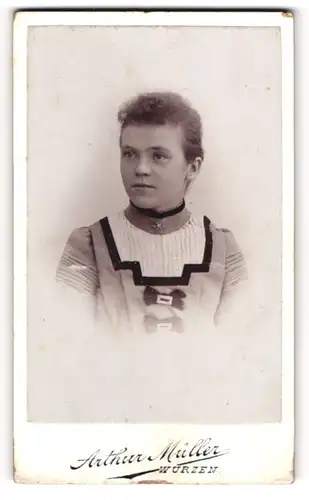 Fotografie Arthur Müller, Wurzen, Kasernenstr. 7, Junge Dame im modischen Kleid