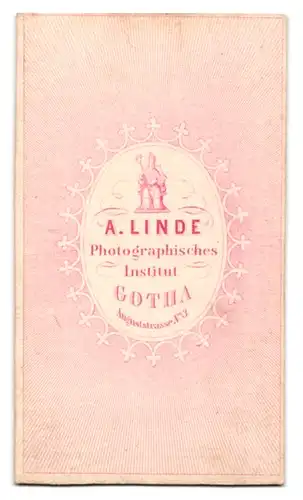 Fotografie A. Linde, Gotha, Auguststr. 3, Junger Herr in modischer Kleidung