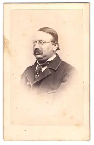 Fotografie Chr. Beitz, Arnstadt, Beleibter Herr mit Brille und Schnauzbart