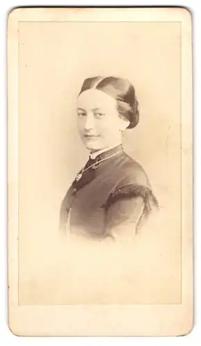 Fotografie Buchner, Stuttgart, Junge Dame mit Halskette