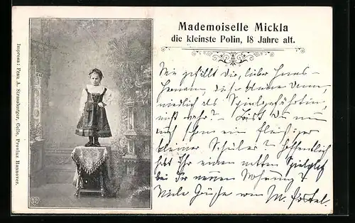 AK Mademoiselle Mickla, die kleinste Polin, auf einem Tisch