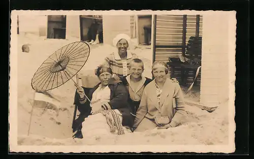 Foto-AK Borkum, Drei Damen und ein Knabe in einer Sandburg, 1927