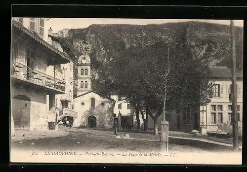 AK Pont-en-Royans, La Place de la Mairie, Le Dauphine