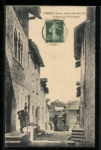 AK Crémieu, Rue du Marché-Vieux et fenetre des Trois Pendus