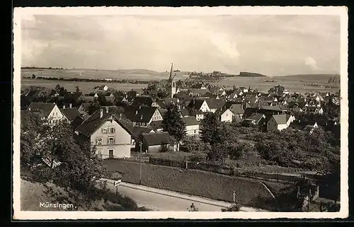 AK Münsingen, Ortsansicht mit Blick ins Land