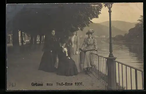 AK Bad-Ems, Spaziergängerinnen an der Promenade