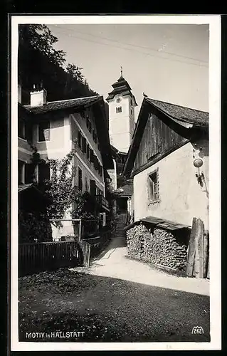 AK Hallstatt, Strassenpartie mit Kirchturm