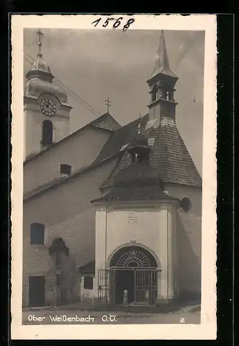 AK Ober Weissenbach, Kirche mit Gefallenen-Gedenkstein