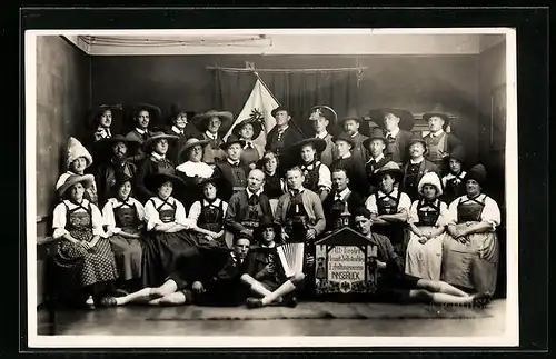 Foto-AK Innsbruck, Trachtenkapelle mit Fahne