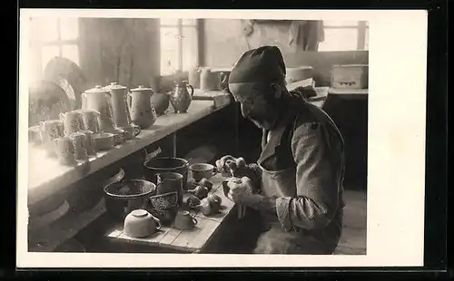 AK Heimberg, Töpfer der Berner Hausindustrie in seiner Werkstatt