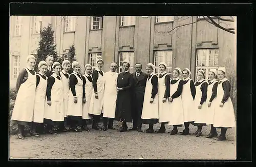 Foto-AK Schwestern vor einem Krankenhaus, Gruppenfoto