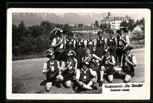 Foto-AK Innsbruck-Amras, Trachtenverein Die Amraser auf einer Wiese