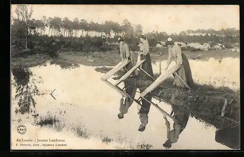 AK Au Lavoir, Jeunes Landaises, Waschfrauen bei der Arbeit