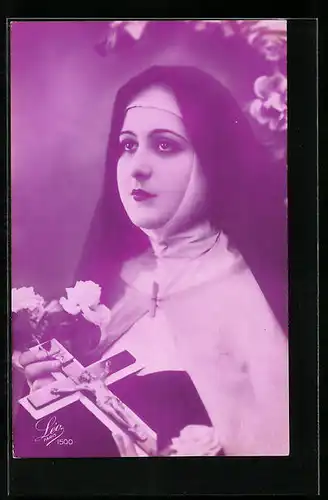 Foto-AK Leo, Paris Nr. 1500: Nonne mit Kreuz und Blumen