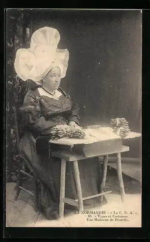 AK La Normandie, Une Maitresse de Dentelle, klöppeln