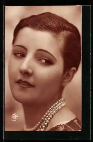 Foto-AK A. Noyer Nr. 5090: Dame mit Kurzhaarfrisur und Perlenkette