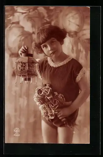 Foto-AK A. Noyer Nr. 4380: Kind mit Papierlampion und Blumenstrauss